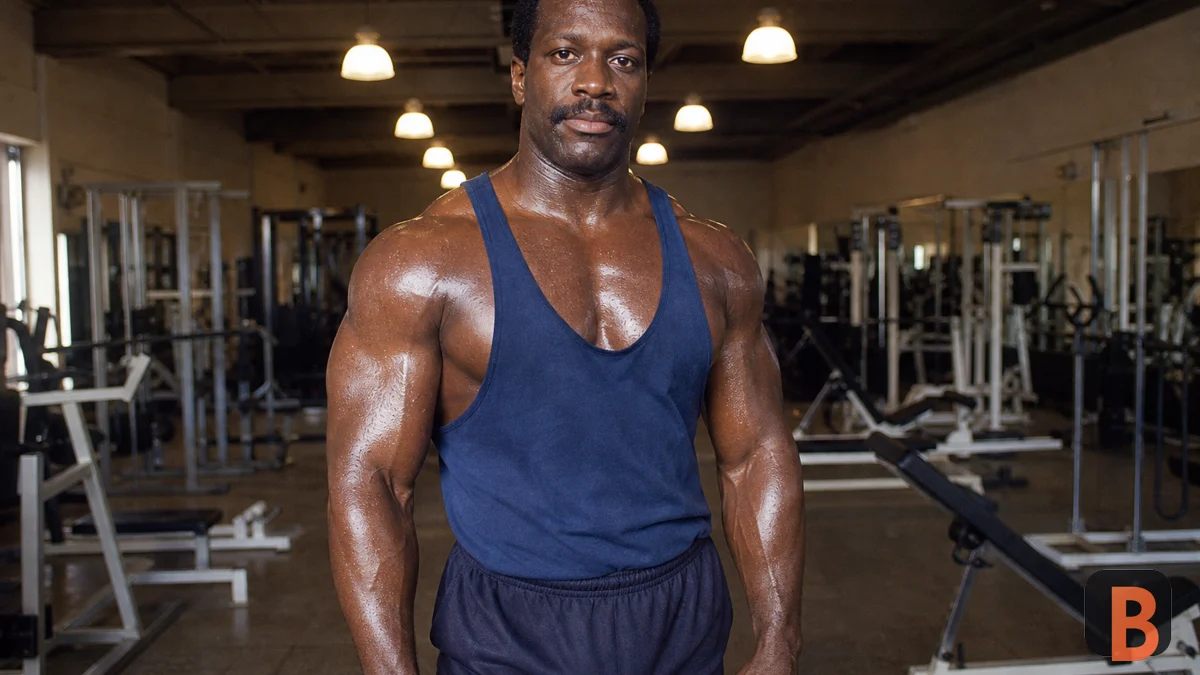 Recreación fotográfica realista de Lee Haney fuerte y sereno en un gimnasio de los años ochenta